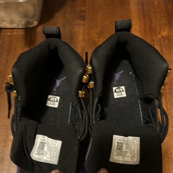 Air Jordan 12 Retro $160

Black/Metallic Gold/ Taxi/Field Purple

Size 6.5Y - Picture 8 of 8